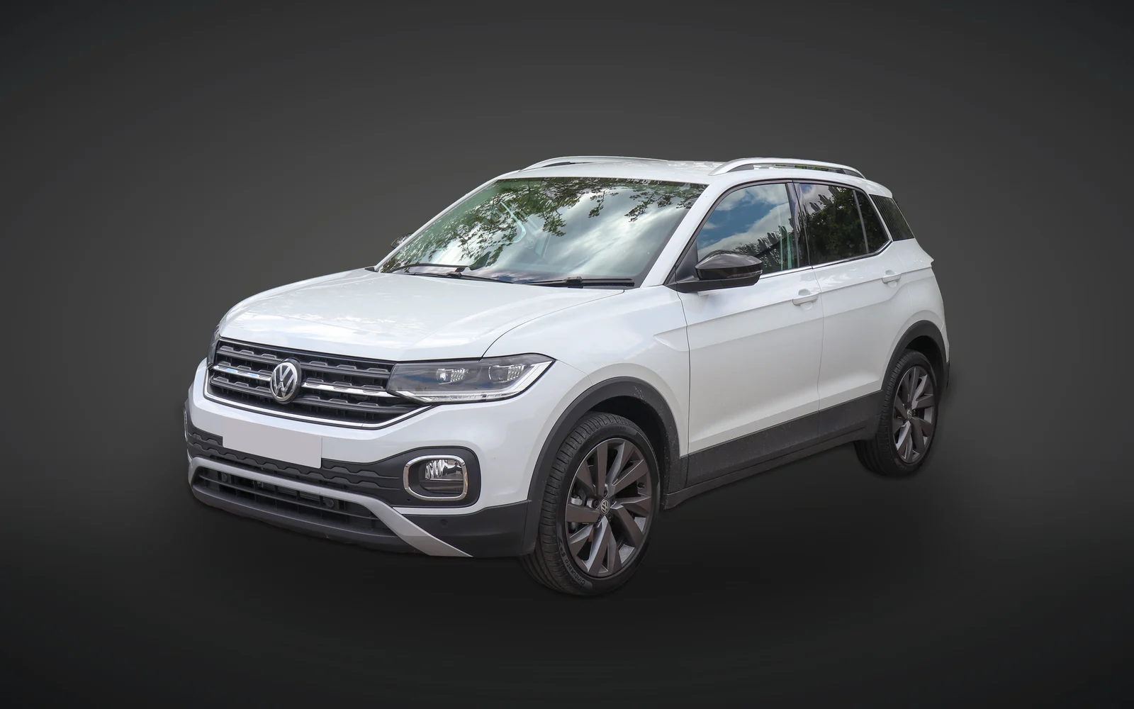 Volkswagen T-Cross Comfortline em estúdio, vista dianteira três quartos