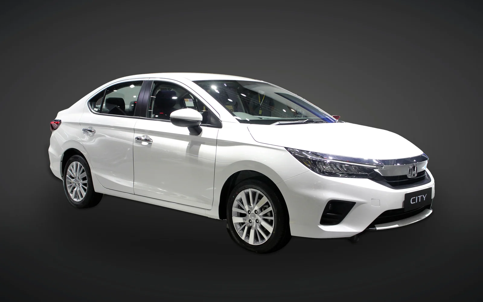 Honda City Sedan EXL em estúdio, vista dianteira três quartos