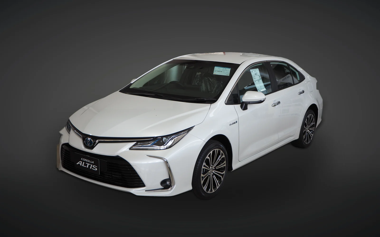 Toyota Corolla Altis Hybrid em estúdio, vista dianteira três quartos
