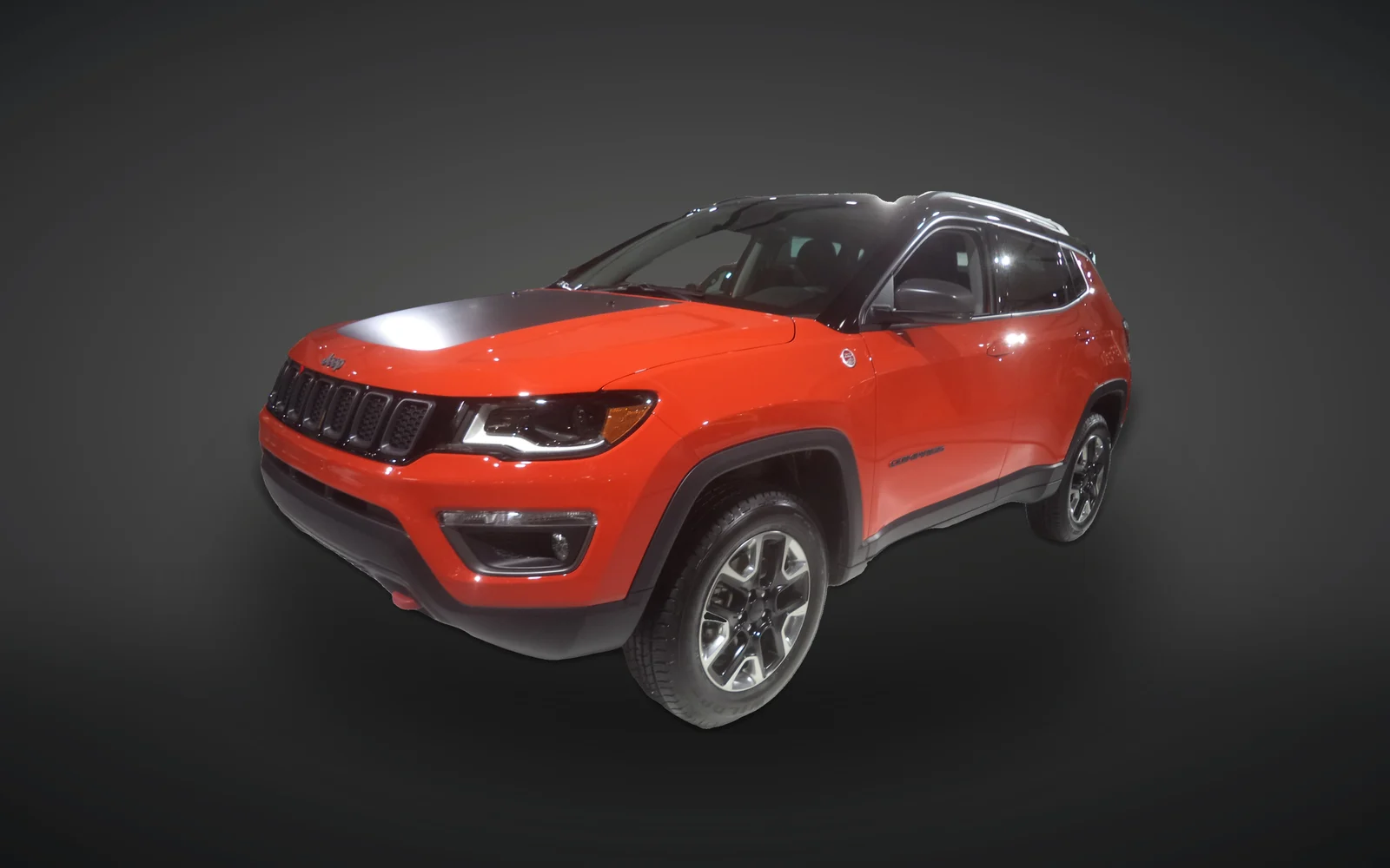 Jeep Compass Trailhawk 4x4 em estúdio, vista dianteira três quartos